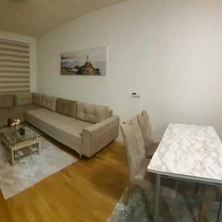 Newly Refurbished Bulevar - Free Garage Parking Apartman *